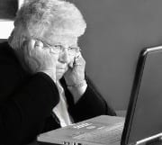 Oma achter computer