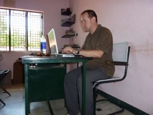 Aart-Jan op zijn werkplek in India Aart-Jan op zijn werkplek in India