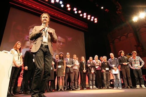 Tedxamsterdam team Het gehele TEDxAmsterdam op het podium, wordt bedankt door organisator Jim Stolze