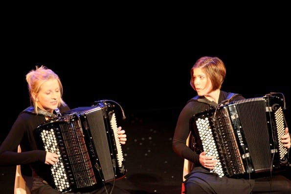 OEAC, Renée Bekkers en Pieternel Berkers spelen beide op accordion. Ze spelen ‘Enchantment, obsession and vitality’ Prachtig muzikaal intermezzo