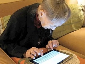 omaipad Oma schrijft op een iPad