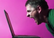 Boze klant achter de computer