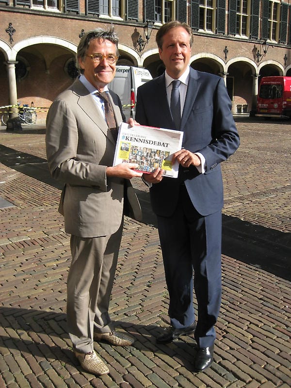 Twitterkrant wordt overhandigd aan Pechtold