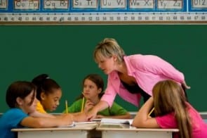 Docent kinderen klaslokaal