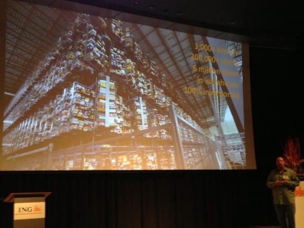 Loren Becker toont het Zappos magazijn. Tweet: 'shoe heaven!'