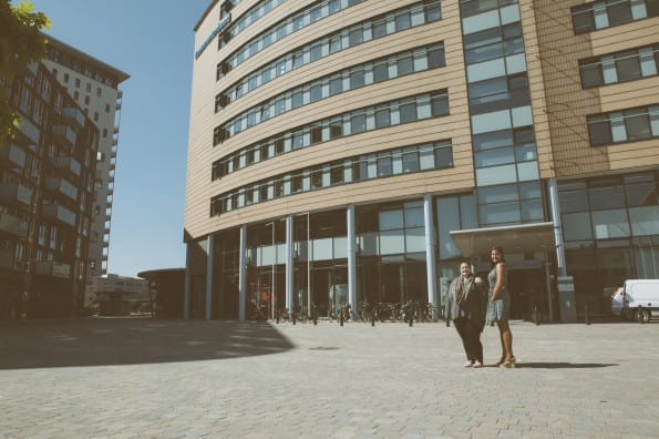 Lara Peeters (coördinator social media) en Romy Penningnieuwland (social media redacteur) voor het kantoor van de Consumentenbond