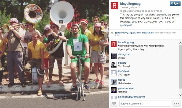 Journalist van wielermagazine laat zijn volgers sfeer proeven langs de route.