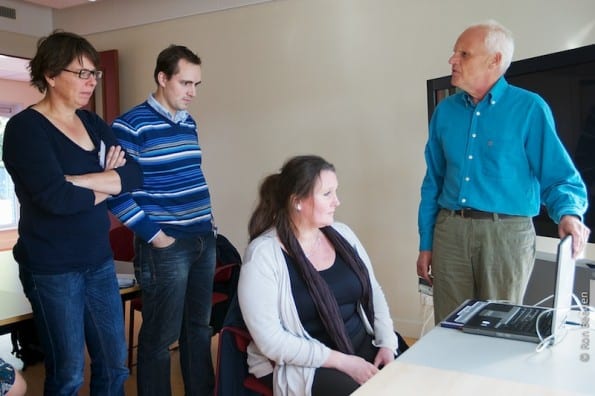 De visueel gehandicapte workshopleider legt uit aan enkele deelnemers hoe een screenreader werkt