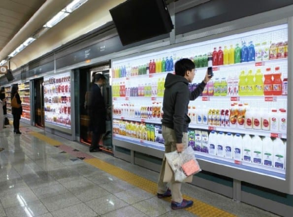Virtueel je boodschappen doen terwijl je wacht op de metro (Tesco, Seoul)
