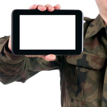 Social media bij Defensie. Publiek spervuur of nuttig hulpmiddel?
