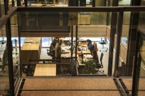 Binnenkant NRC gebouw, aan het Rokin in Amsterdam. Foto Imara Angulo Vidal