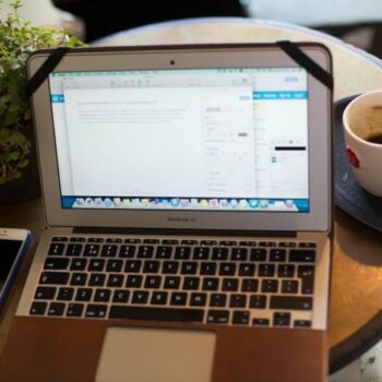 Hoe moeten Facebook & Twitter het auteursrecht regelen?