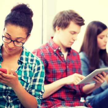 Hoe houdt Facebook tieners ‘binnen boord’? Onderzoek naar trends in social media