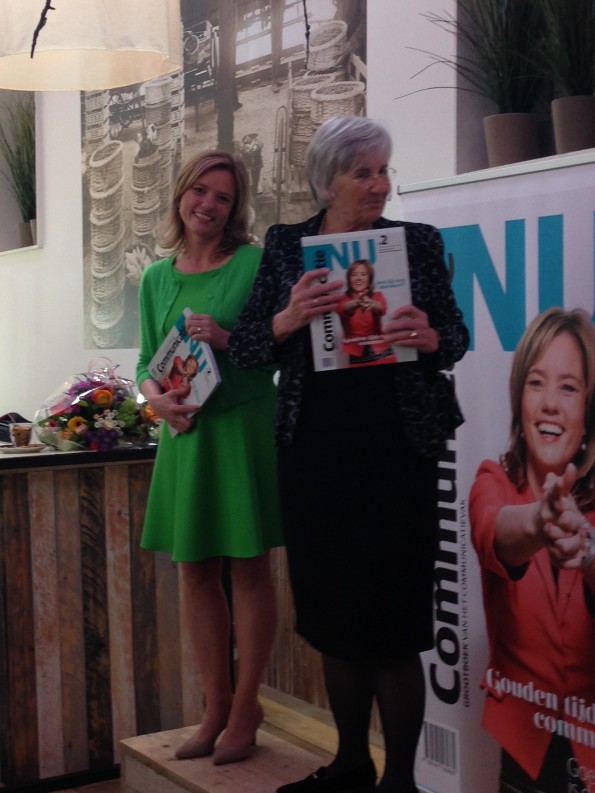 Margot en Betteke ontvangen het eerste exemplaar van CommunicatieNU2.