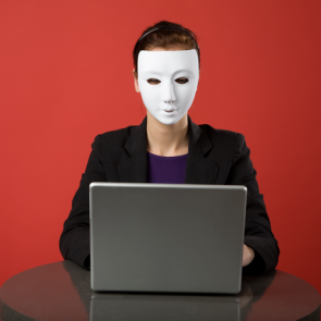 vrouw met masker achter laptop