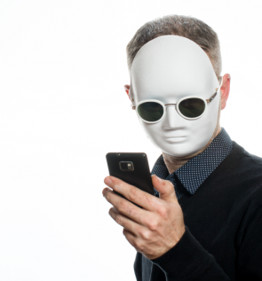 man met masker en telefoon