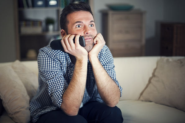 aandachtig-tv-kijken-fotolia