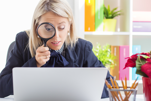 vergrootglas-laptop-vrouw-fotolia