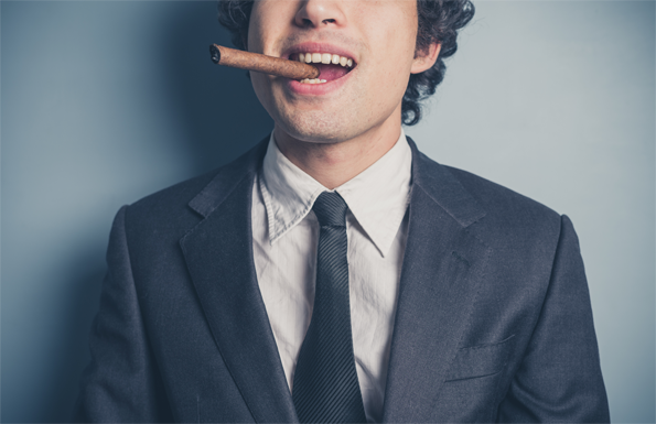 jonge-zakenman-sigaar-arrogant-fotolia