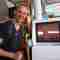 Een reiziger bij een Bitcoin ATM in Thailand