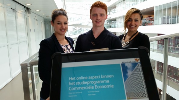 Vlnr. 3e CE jaars studenten Soumaiya Qarbal, Pieter Jan van Oordt, Aiten Yadai, (mede auteur Dennis Smit ontbreekt) auteurs van het rapport “Online aspect binnen studieprogramma Commerciele Economie”. Begeleidend docent Peter Hoogenboom. Opdrachtgever opleidingscoördinator Harry Donker.