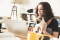 vrouw-kat-laptop-afleiding-fotolia
