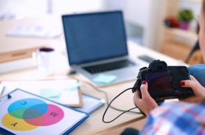 Beeldredactie: vrouw zet foto's over van camera naar laptop