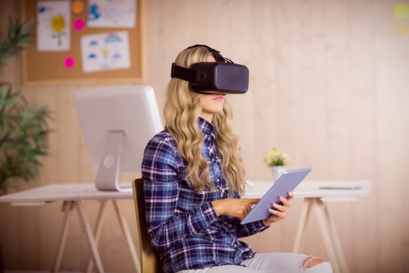 vrouw met occulus rift en tablet