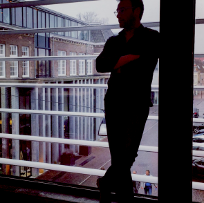 Simon Sinek in een cirkel van tegenlicht