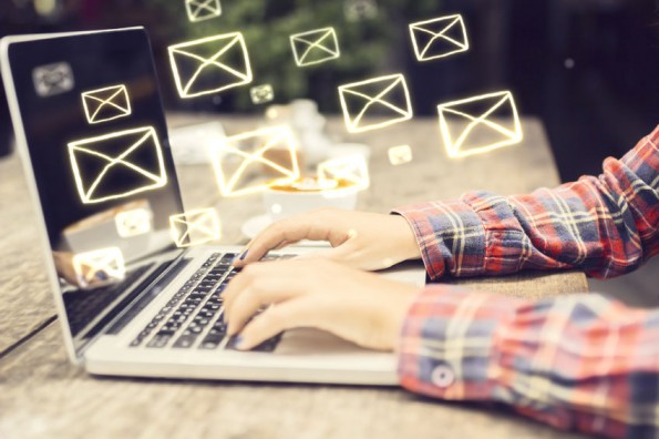 E-mail_handen