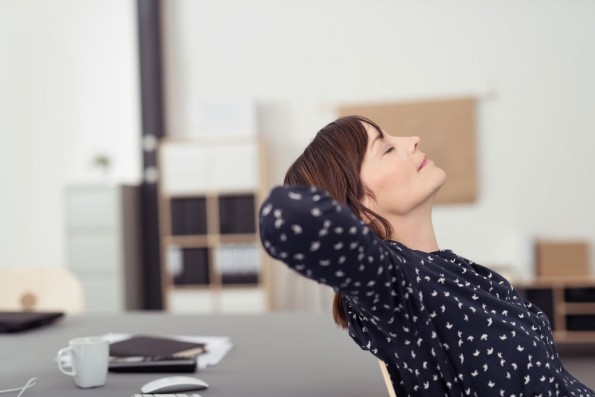 kantoor-mindfulness-vrouw-leunt-achterover
