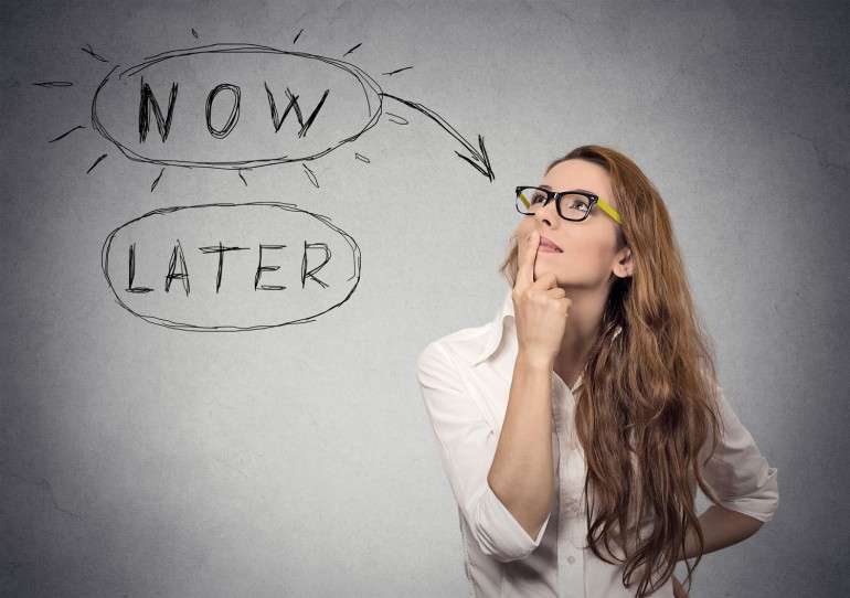 nu of later - vrouw denkt na
