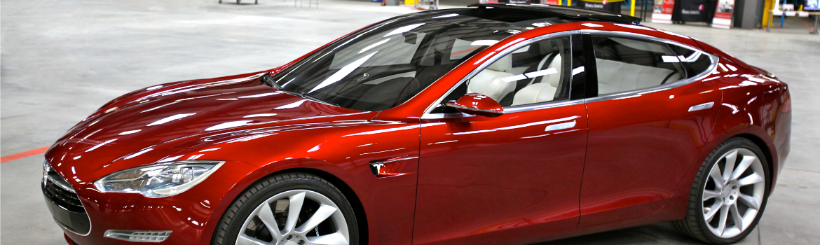 Foto van een Tesla bij artikel over why.