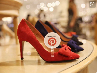 Nordstrom geeft op producten aan wat 'trending' is op Pinterest. 