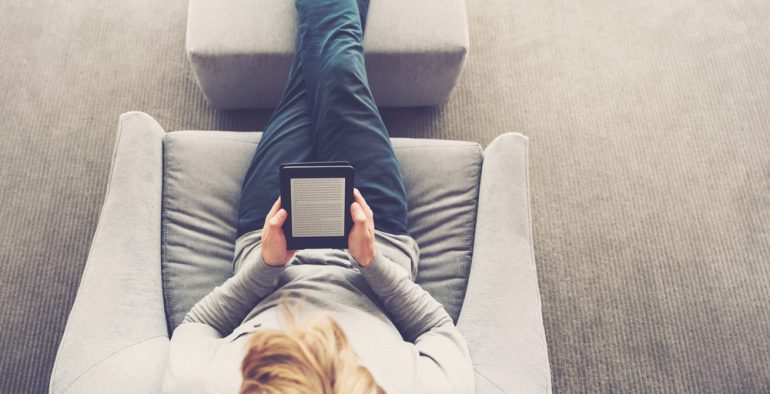 Man leest op een device