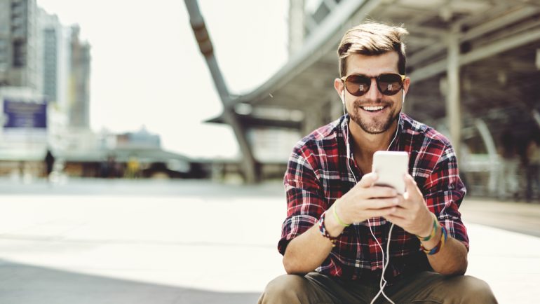 Man in gemeente gebruikt smartphone