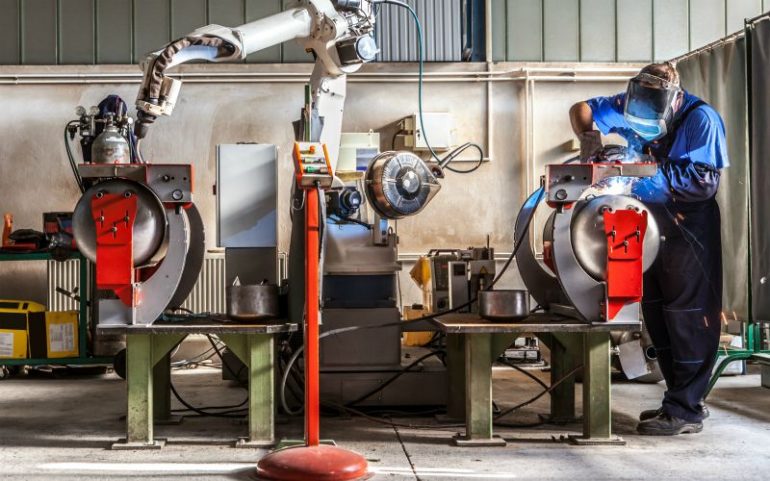 Mens en machine naast elkaar aan het werk
