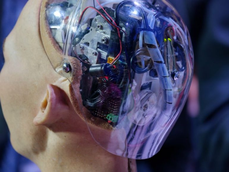 De achterkant van robot Sophia