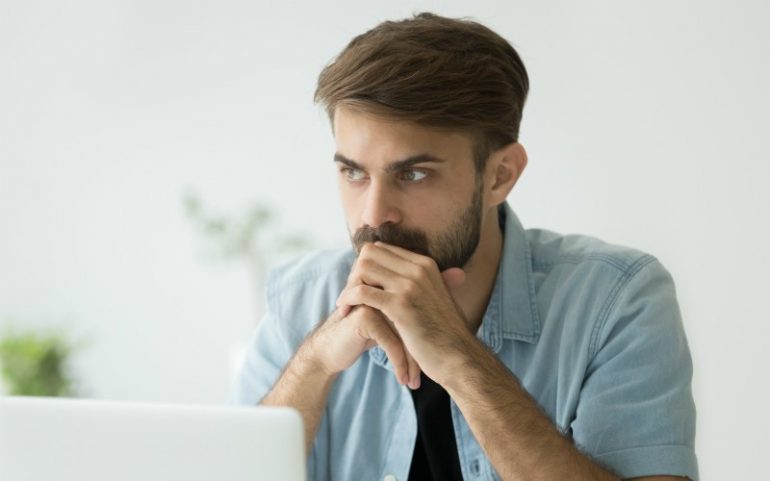 man achter laptop