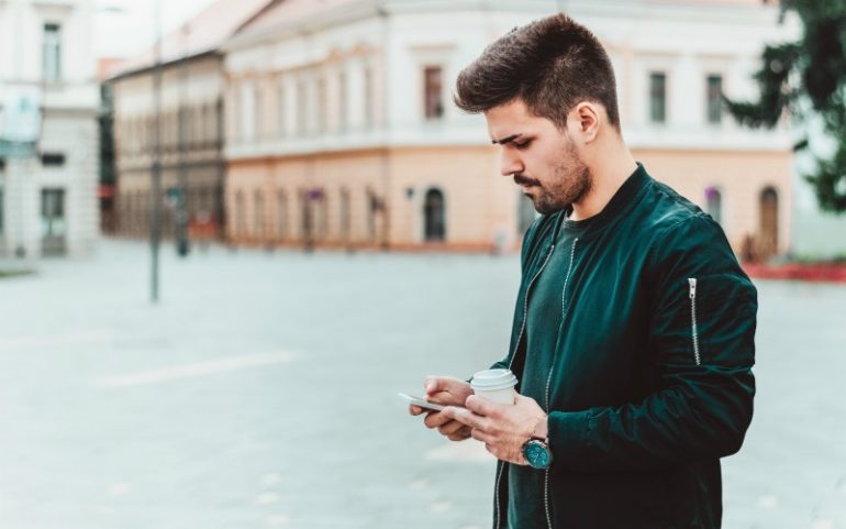 man straat smartphone