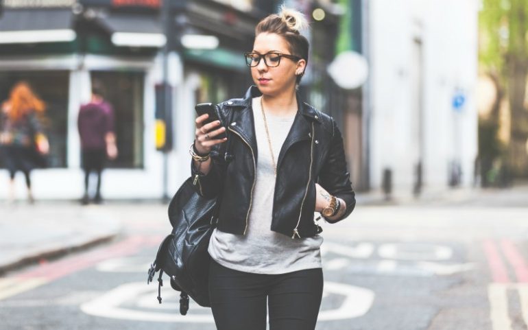 meisje straat smartphone
