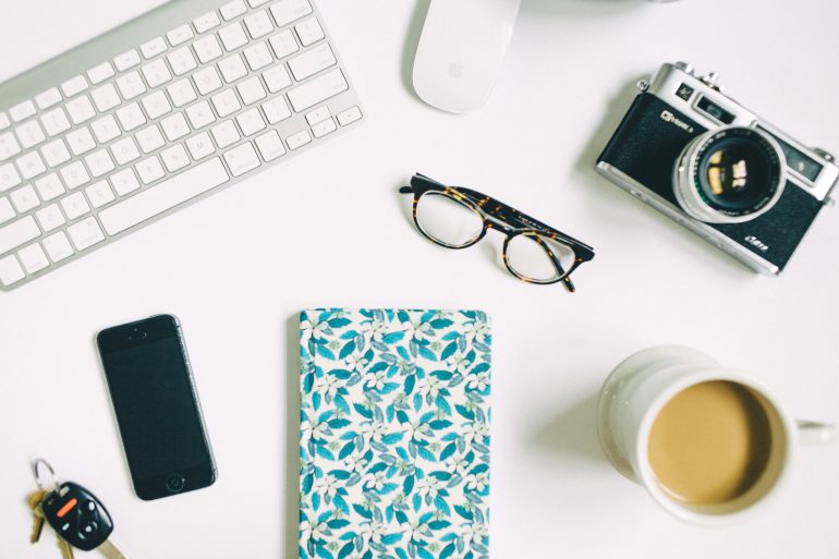 influencer marketing computer toetsenbord bril