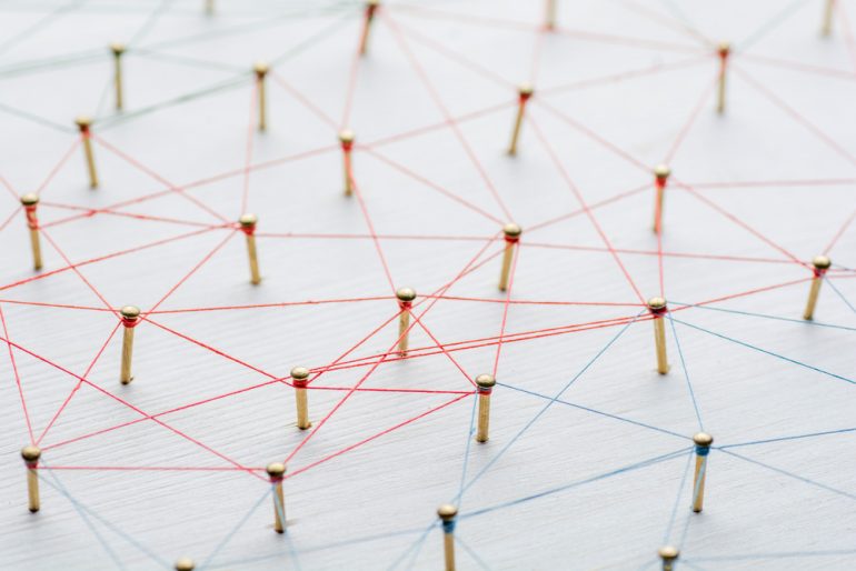 links kwaliteit kwantiteit pins met touwtjes verbonden