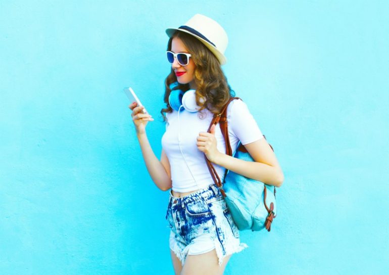 meisje zomers smartphone