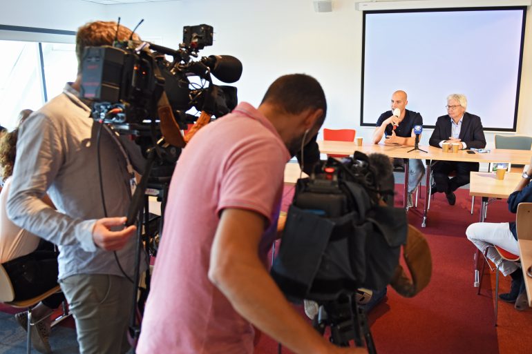 Maarten van der Weijden tijdens een persconferentie over de 11stedenzwemtocht in 2018.