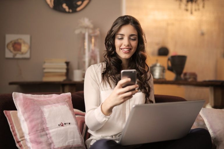 recruitment vrouw met laptop