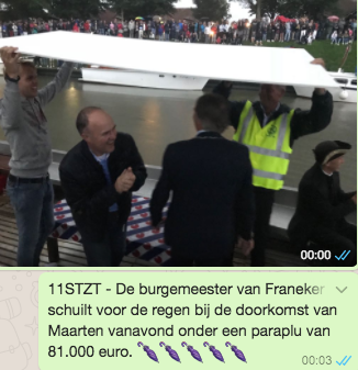 WhatsApp tijdens de 11stedenzwemtocht van Maarten van der Weijden in 2018 over de doorkomst in Franeker.