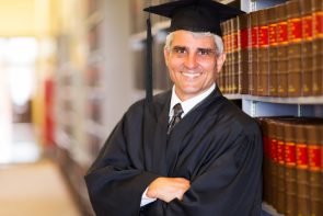 schijn van autoriteit door kleding professor 