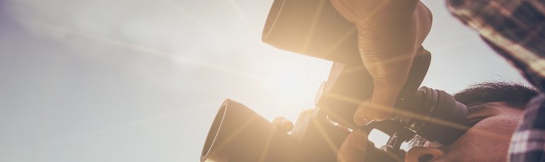 Afbeelding van iemand die met de verrekijker naar de online trends van 2019 kijkt.