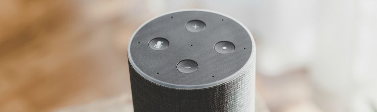 Afbeelding van een voice smart speaker: een van de online trends.